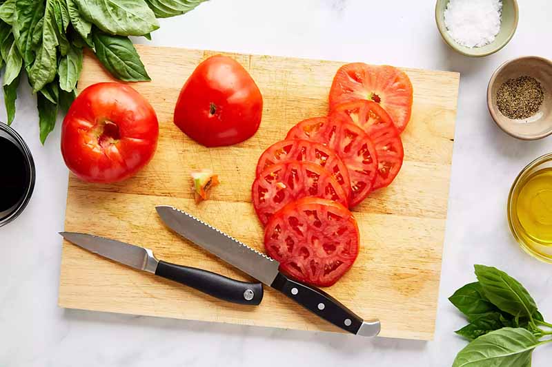 coupez les tomates pour une salade italienne de mozzarella