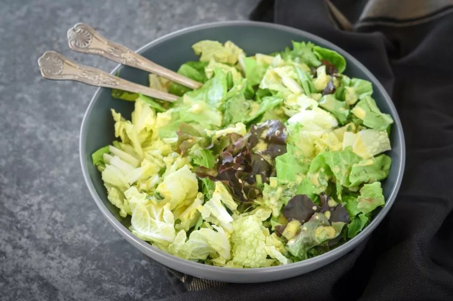 Salade verte et vinaigrette crémeuse à la moutarde