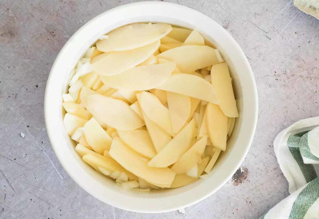 1 Coupez les pommes de terre