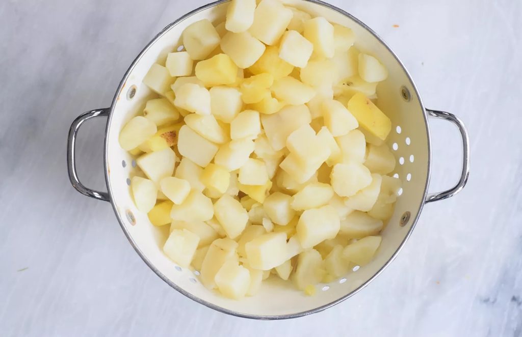 Faites cuire les pommes de terre et égouttez-les.