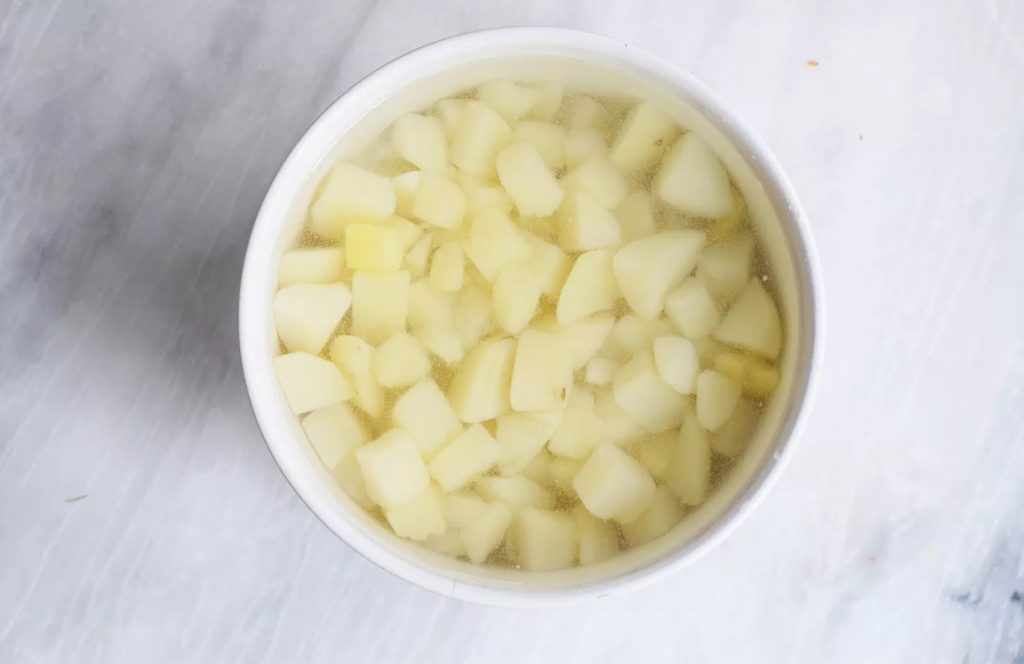 Trempez les pommes de terre dans l'eau glacée